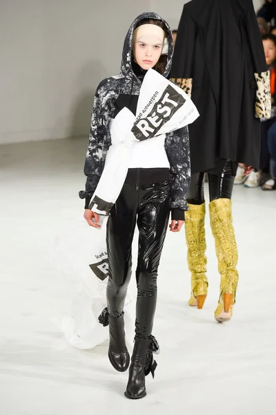 Look 18